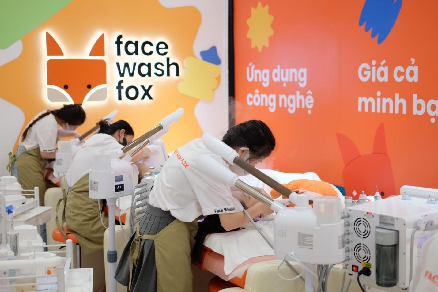 Khách hàng được chăm sóc da tại Face Wash Fox