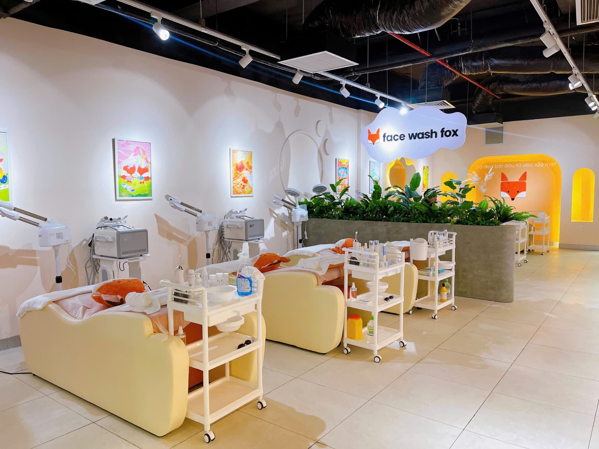Không gian cửa hàng Face Wash Fox được thiết kế mới mẻ, năng động